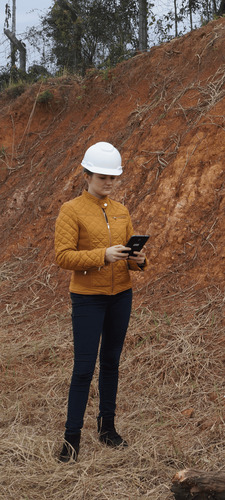 Engenheira Fazendo Monitoramento Ambiental em área de processo de recuperação.